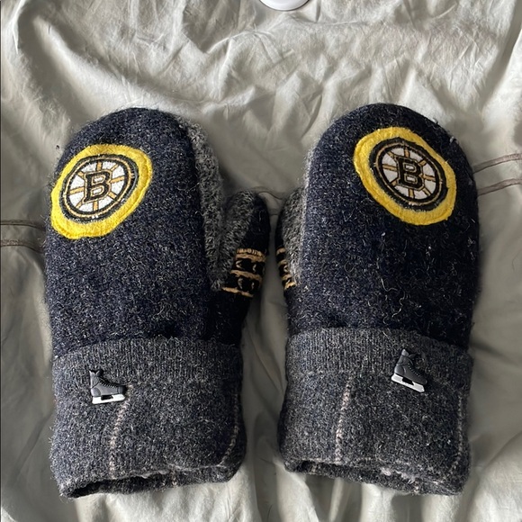 Bruins Mittens handmade made from Recycled materials - Picture 1 of 7